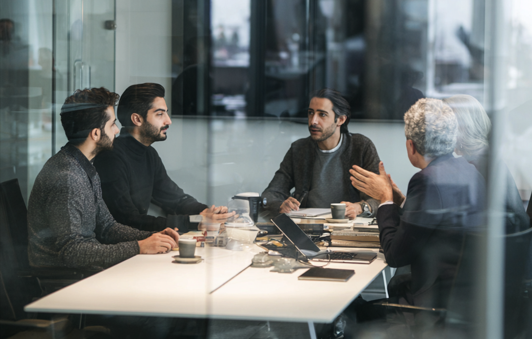 بزرگ‌ترین اشتباهی که یک مدیر می‌تواند در مواجهه با هوش مصنوعی مرتکب شود، این است که آن را یک «پروژه IT» بداند و مسئولیتش را به دپارتمان فناوری اطلاعات واگذار کند. این نگاه، نسخه دقیقی برای شکست است.