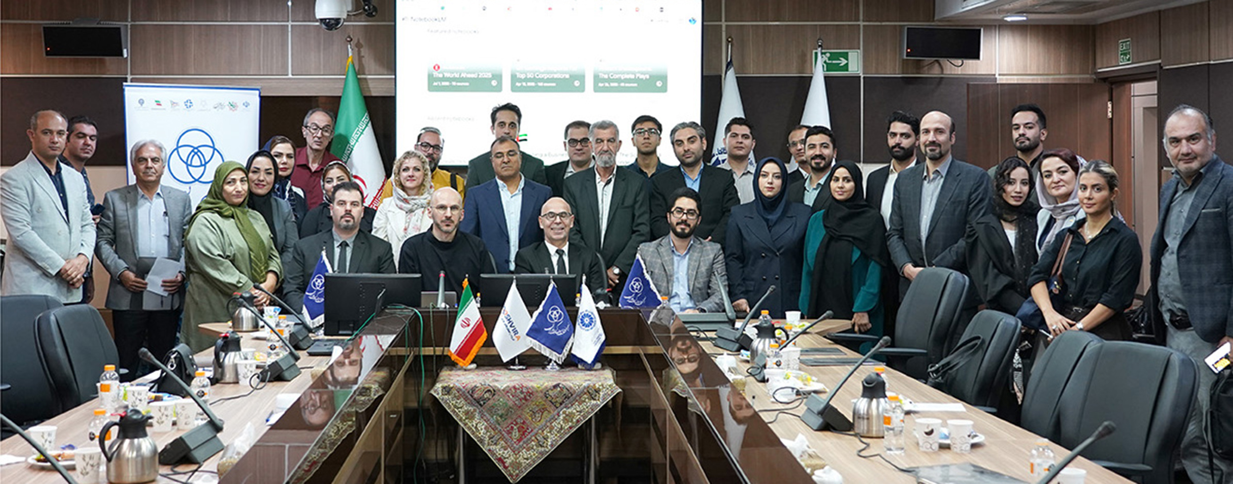 عکس یادگاری شرکت‌کنندگان در همایش واردات و صادرات در دوران هوش مصنوعی